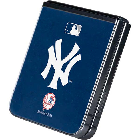 MLB New York Yankees - Solid Distressed Galaxy Z Flip5 5G Skin